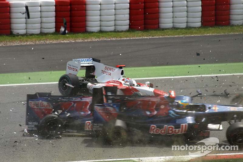 Crash de Jarno Trulli, Toyota F1 Team, Sébastien Bourdais, Scuderia Toro Rosso et Sébastien Buemi, Scuderia Toro Rosso