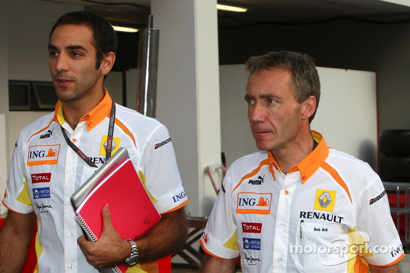 2009 год: управляющий директор Renault F1 Team Боб Белл (справа) и Сирил Абитбуль
