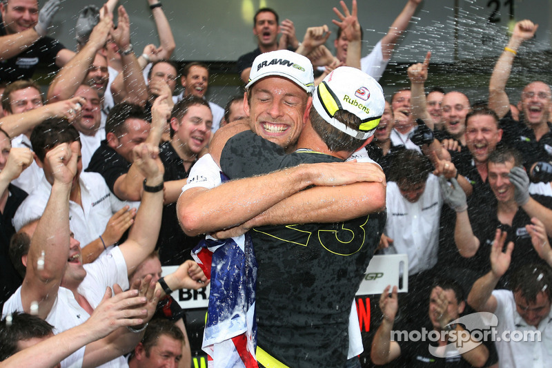 2009: Jenson Button abraza a su compañero Rubens Barrichello después de ganar el título
