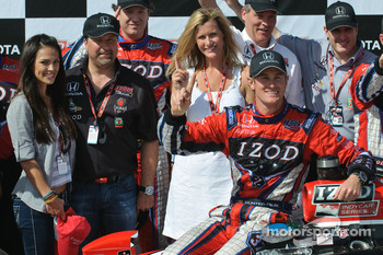Ryan Hunter-Reay celebrates with his fiancee Beccy Gordon and team owner Michael Andretti and his wife Jodi