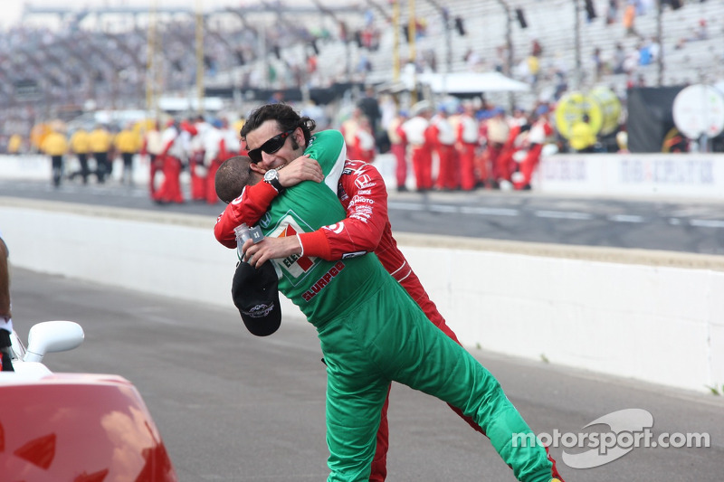 Dario Franchitti viert overwinning met Tony Kanaan