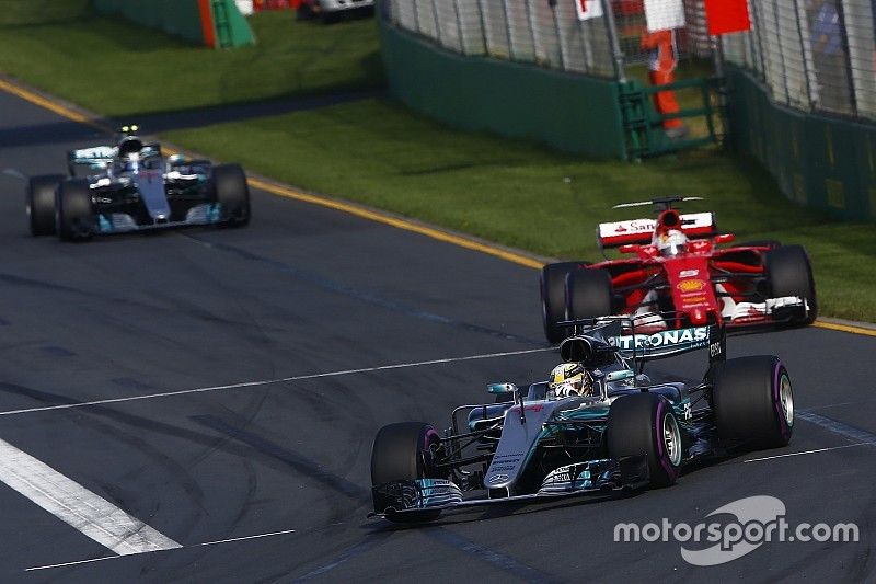 Lewis Hamilton, Mercedes AMG F1 W08, Sebastian Vettel, Ferrari SF70H y Valtteri Bottas, Mercedes AMG