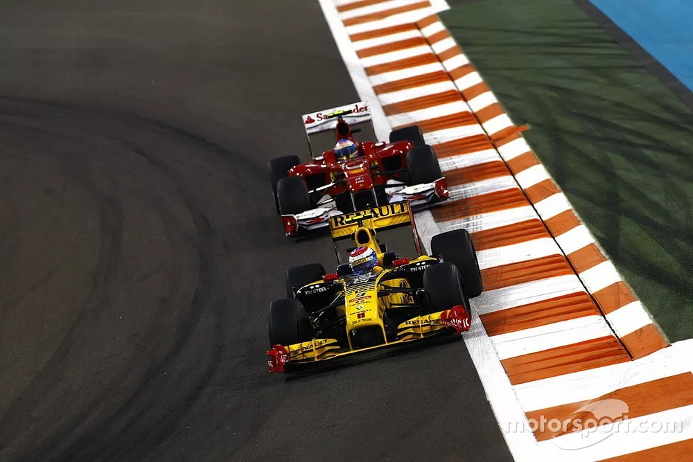 Vitaly Petrov, Renault F1 Team R30, devant Fernando Alonso, Ferrari F10