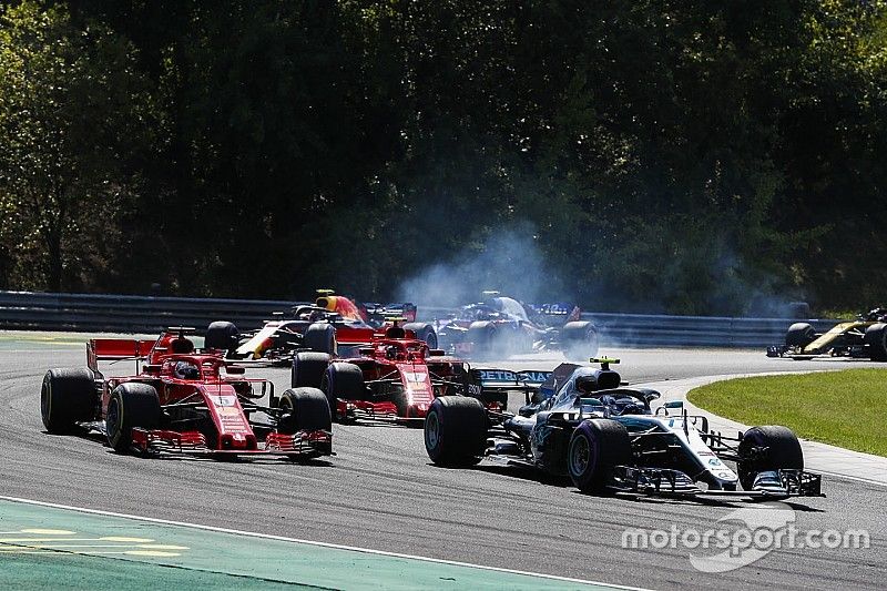 Valtteri Bottas, Mercedes AMG F1 W09, Sebastian Vettel, Ferrari SF71H, Kimi Raikkonen, Ferrari SF71H, Max Verstappen, Red Bull Racing RB14, y el resto de los autos