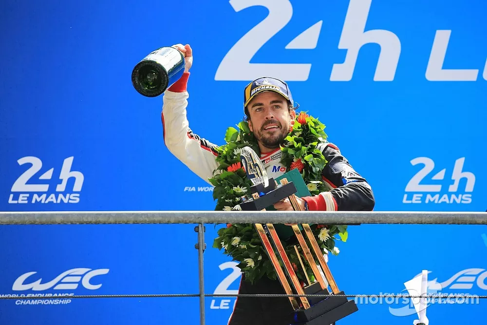 Podio general: Fernando Alonso, Toyota Gazoo Racing