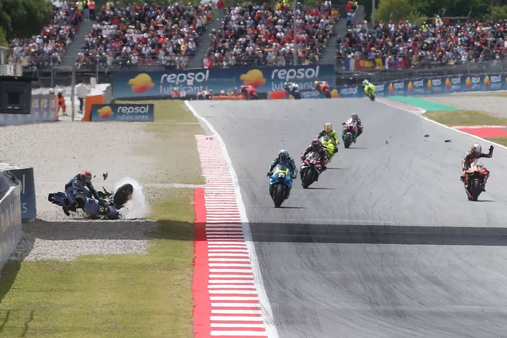 La chute d'Alex Marquez, Gresini Racing, apr&egrave;s le contact avec Pedro Acosta, Red Bull KTM Factory Racing