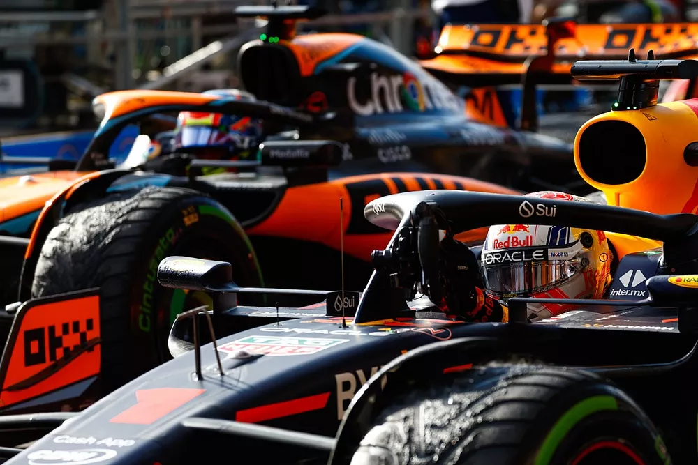 Oscar Piastri, McLaren MCL60, deuxi&egrave;me, Max Verstappen, Red Bull Racing RB19, vainqueur