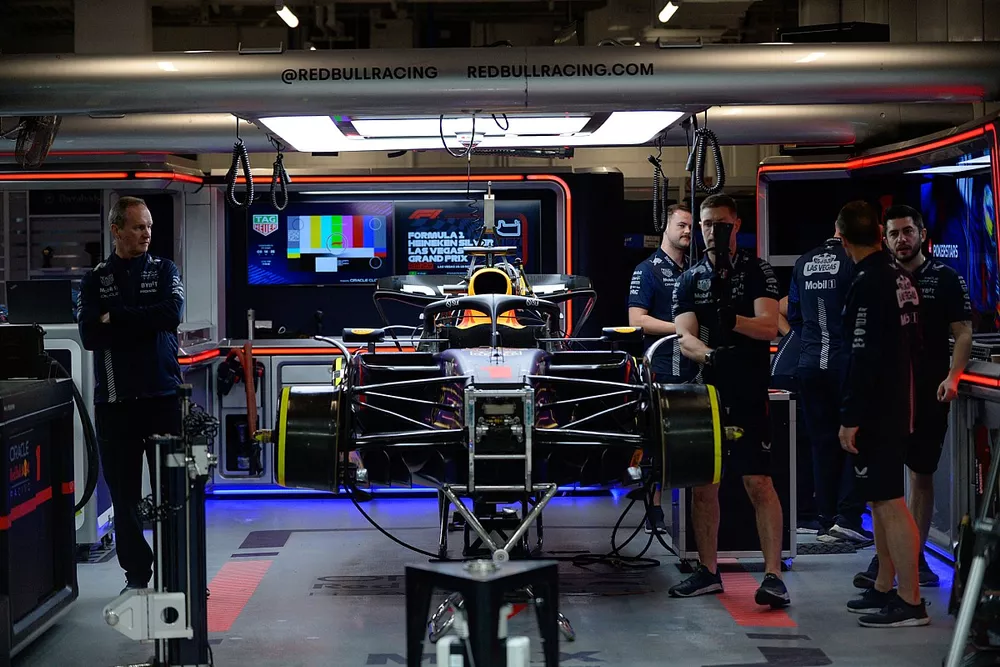 Les m&eacute;caniciens au travail sur la voiture de Max Verstappen, Red Bull Racing RB19