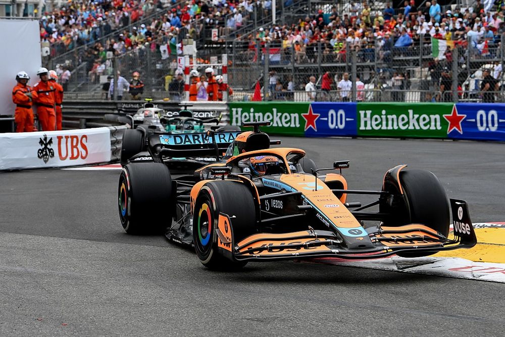 Daniel Ricciardo, McLaren MCL36, Lance Stroll, Aston Martin AMR22