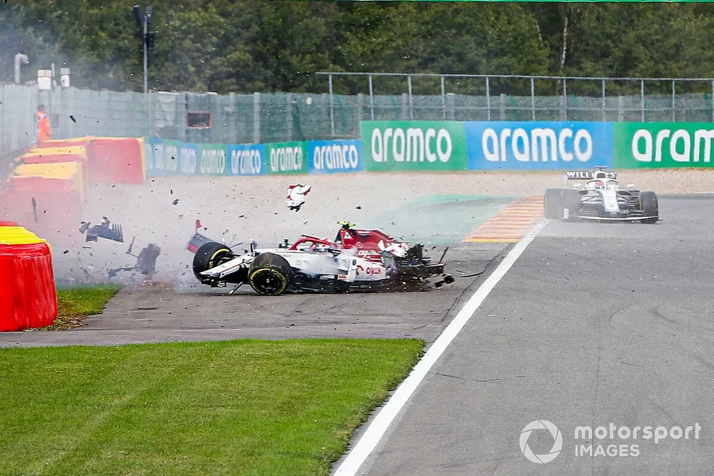 Antonio Giovinazzi, Alfa Romeo Racing C39 choca con la barrera y su neum&aacute;tico suelto golpea el monoplaza de George Russell, Williams FW43