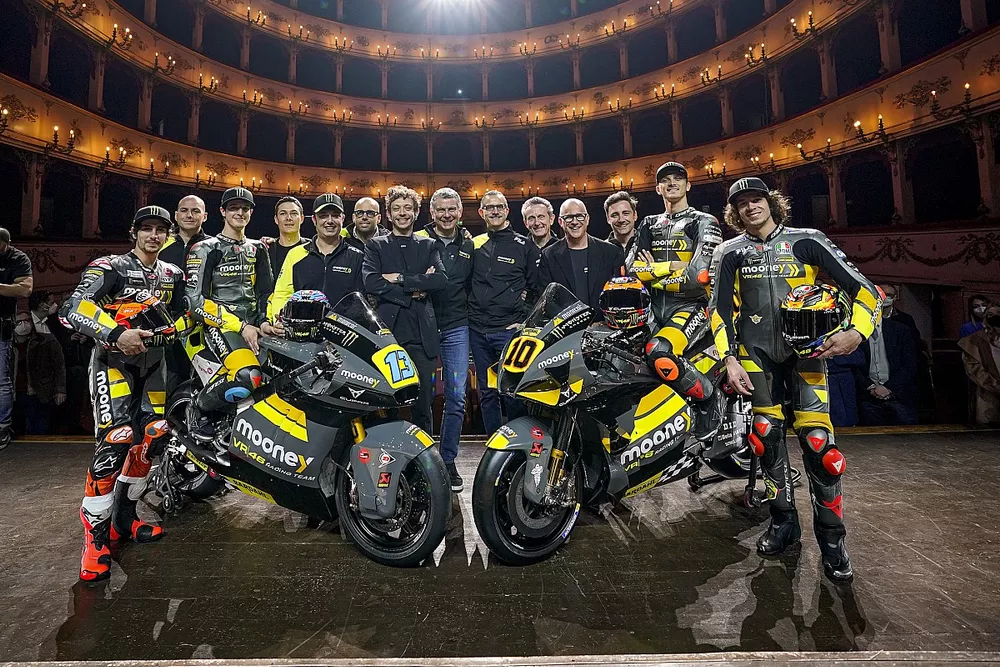 Luca Marini, Marco Bezzecchi, Celestino Vietti, Niccolo Antonelli, VR46 Racing Team avec Valentino Rossi, propri&eacute;taire VR46 Racing Team et des membres de l'&eacute;quipe

