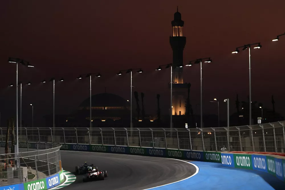 Sebastian Vettel, Aston Martin AMR21, Antonio Giovinazzi, Alfa Romeo Racing C41