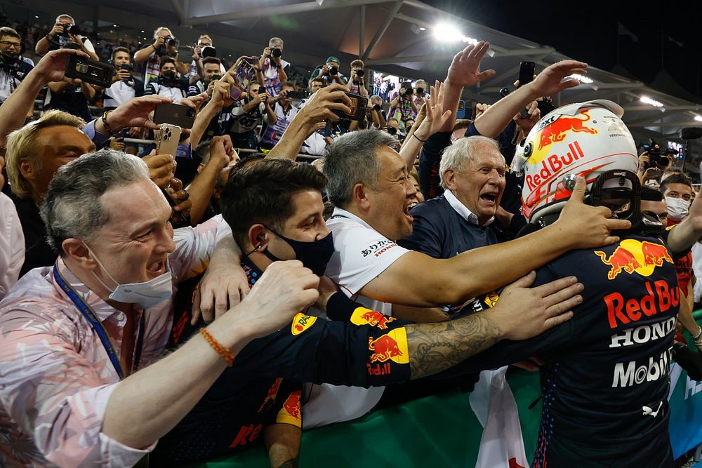 El campeón de pilotos de 2021, Max Verstappen, Red Bull Racing, 1ª posición, lo celebra en el Parc Ferme con su equipo y Helmut Marko, asesor de Red Bull Racing 