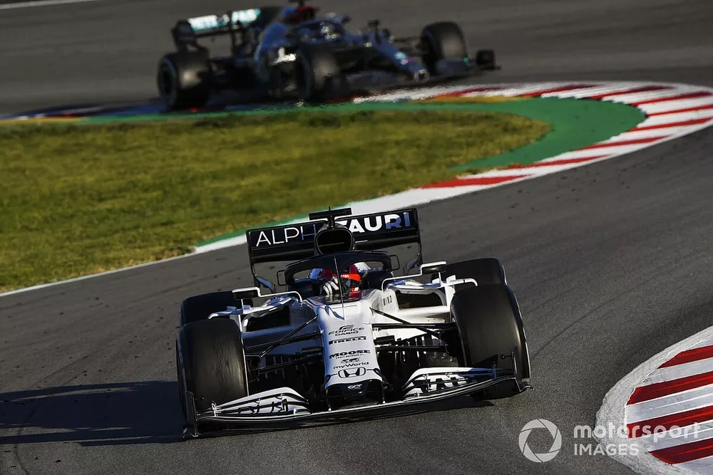 Daniil Kvyat, AlphaTauri AT01, leads Valtteri Bottas, Mercedes F1 W11 EQ Power+