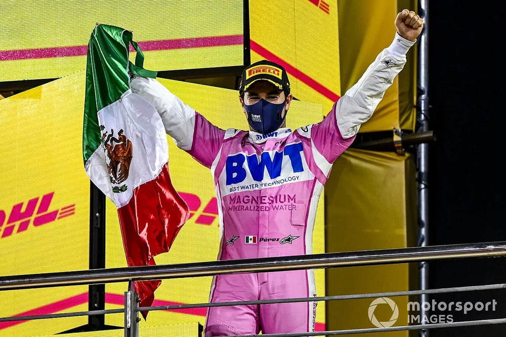 Podio: ganador Sergio P&eacute;rez, Racing Point con una bandera de M&eacute;xico