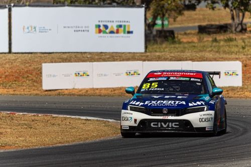TCR South America: Tiago Pernía segura pressão de Nelsinho Piquet e vence corrida 1 em Curvelo