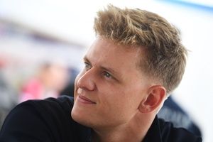 &iquest;Puede Mick Schumacher acabar en Cadillac incluso sin un asiento en la F1?