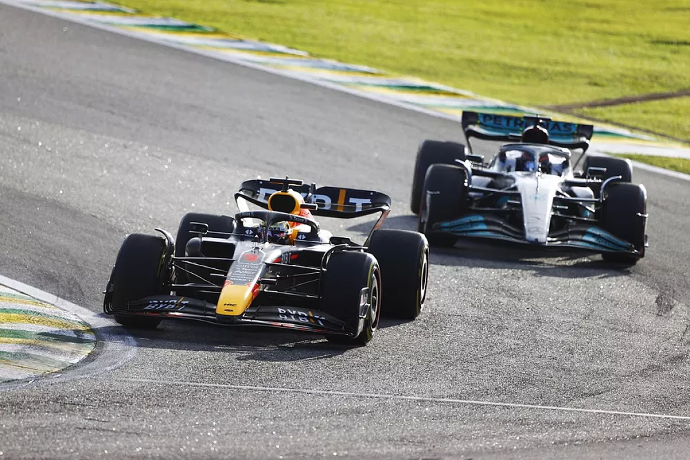 Max Verstappen, Red Bull Racing RB18, George Russell, Mercedes W13