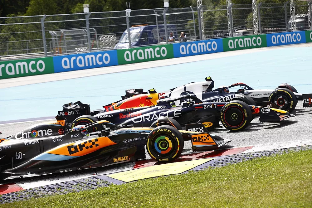 Yuki Tsunoda, AlphaTauri AT04, lucha con Sergio P&eacute;rez, Red Bull Racing RB19, Oscar Piastri, McLaren MCL60
