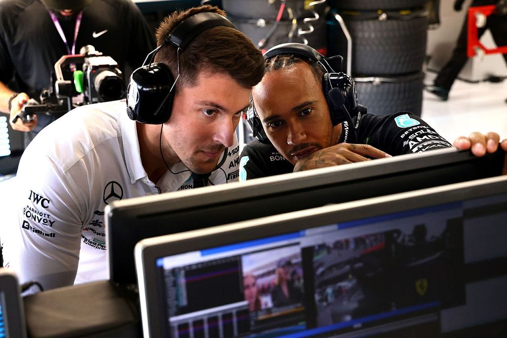 Lewis Hamilton, Mercedes-AMG, con un ingeniero