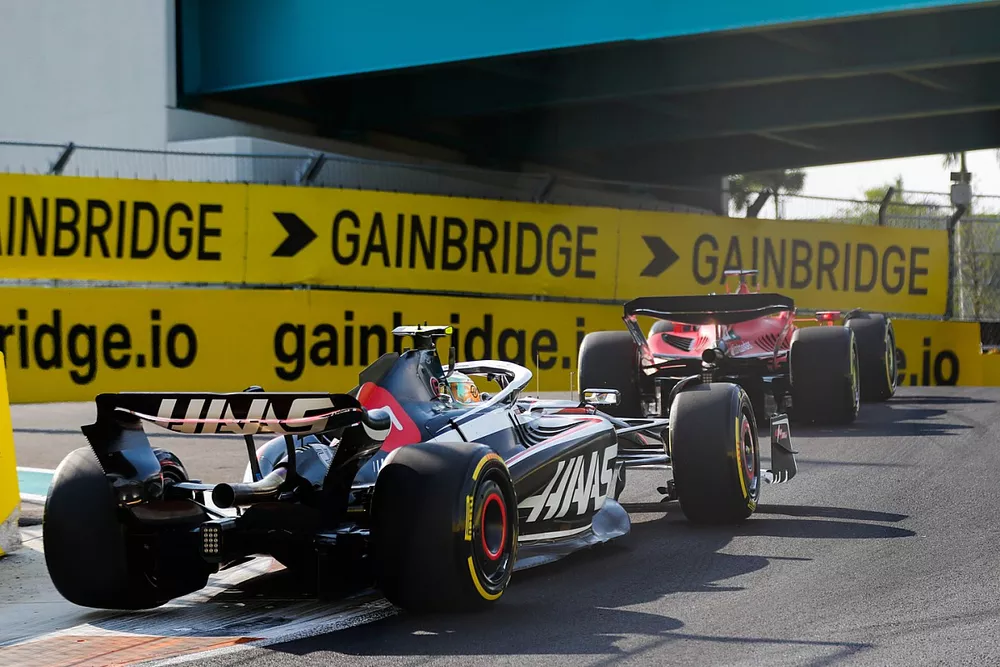 Charles Leclerc, Ferrari SF-23, Nico Hulkenberg, Haas VF-23