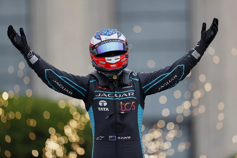Race winner Mitch Evans, Jaguar Racing celebrates in parc ferme