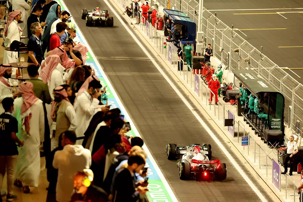 Lewis Hamilton, Mercedes W13, George Russell, Mercedes W13, dans la voie des stands