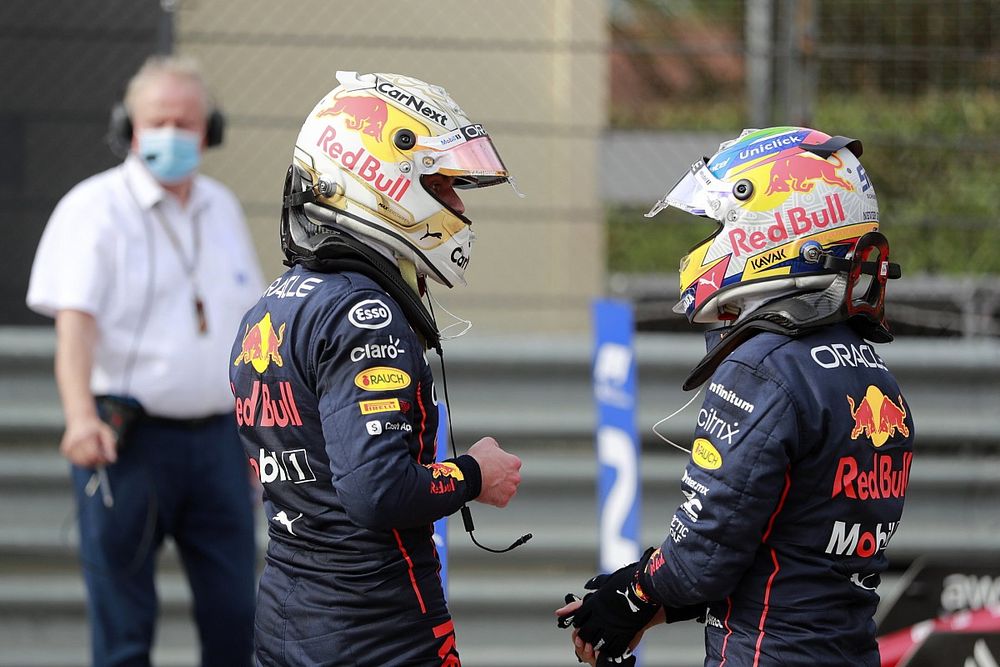 Max Verstappen, Red Bull Racing, 1&ordf; posici&oacute;n, Sergio P&eacute;rez, Red Bull Racing, 3&ordf; posici&oacute;n, conversan en el Parc Ferme tras la Carrera Sprint