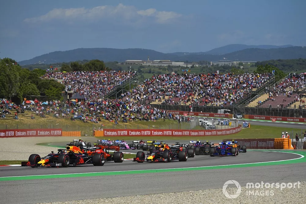 Max Verstappen, Red Bull Racing RB15, devant Charles Leclerc, Ferrari SF90, Pierre Gasly, Red Bull Racing RB15, et le reste du peloton au d&eacute;part