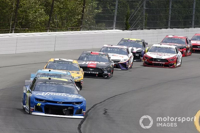 William Byron, Hendrick Motorsports, Chevrolet Camaro Hendrick Autoguard Kyle Busch, Joe Gibbs Racing, Toyota Camry M&M's Hazelnut