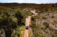 Al Attiyah manda en Badajoz y Sainz sigue a su estela; Schareina lidera en motos