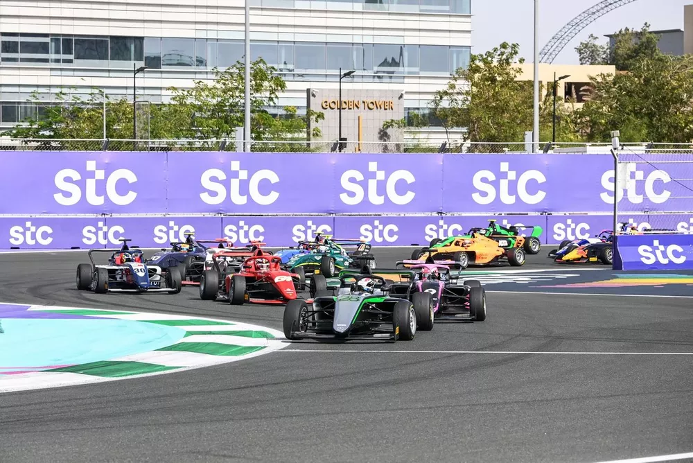 Start action, Doriane Pin, PREMA Racing leads