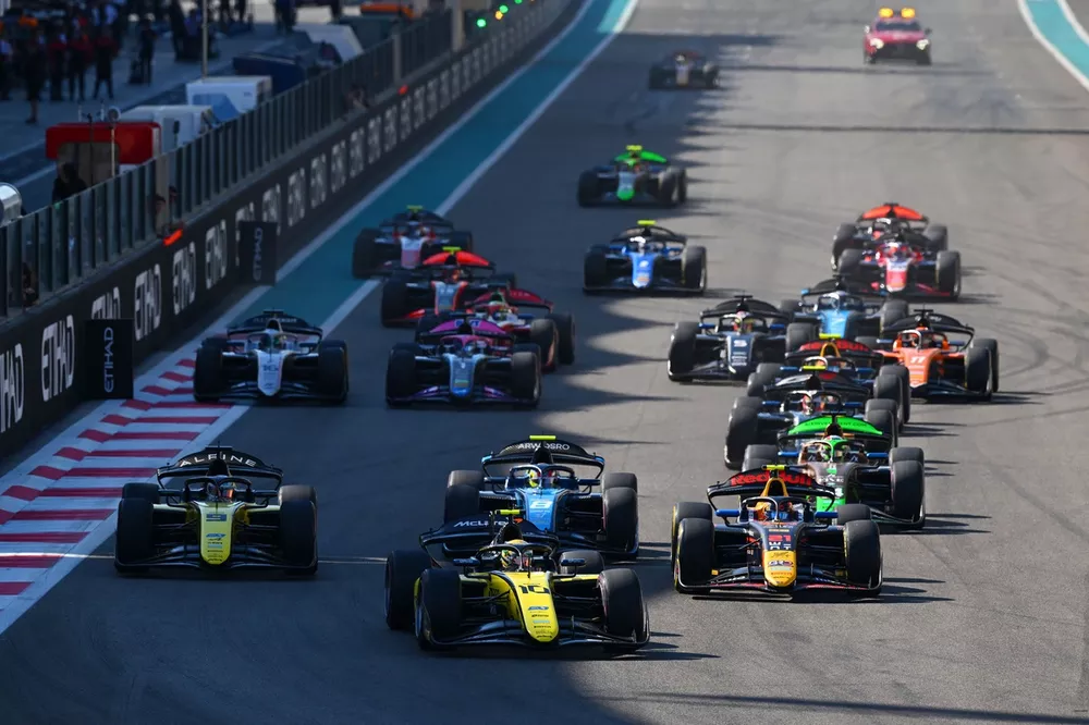 Gabriel Bortoleto, Invicta Racing, en t&ecirc;te au d&eacute;part