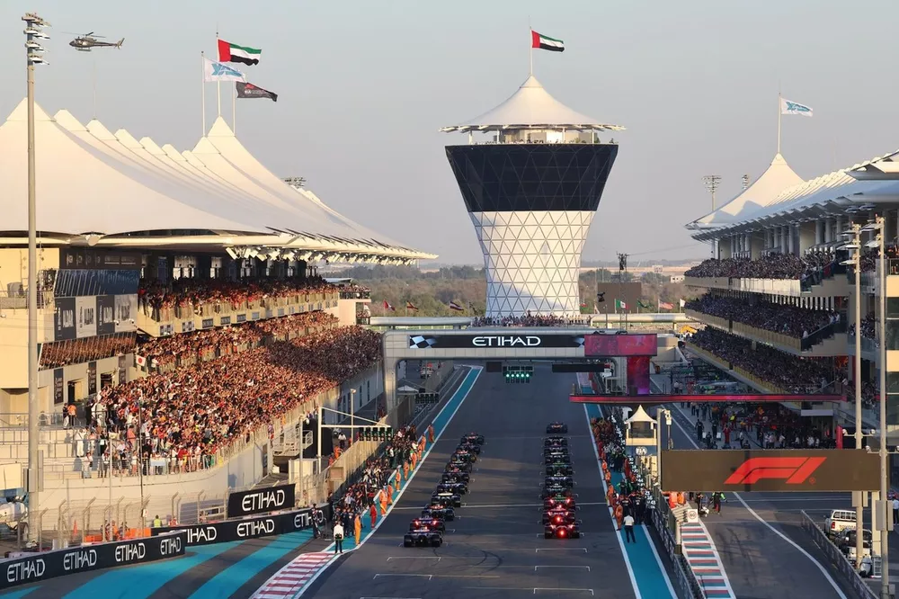 Lando Norris, McLaren MCL38, Oscar Piastri, McLaren MCL38, prepare to lead the field away for the start