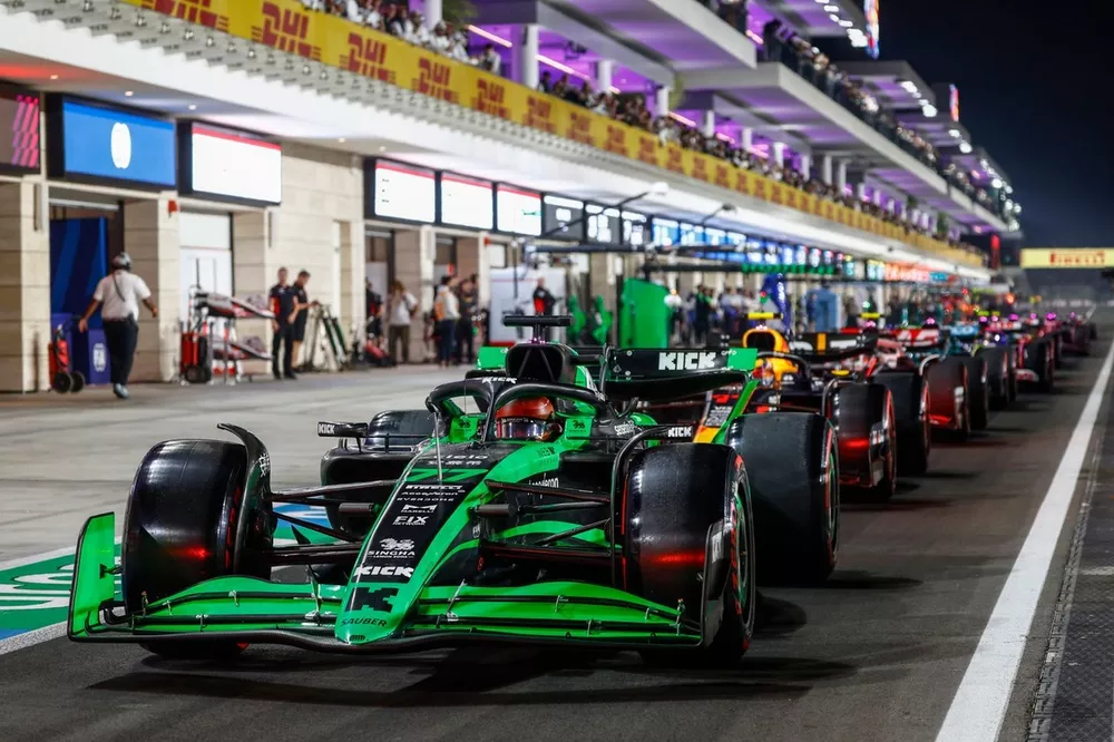 Valtteri Bottas, KICK Sauber C44, Sergio Perez, Red Bull Racing RB20 