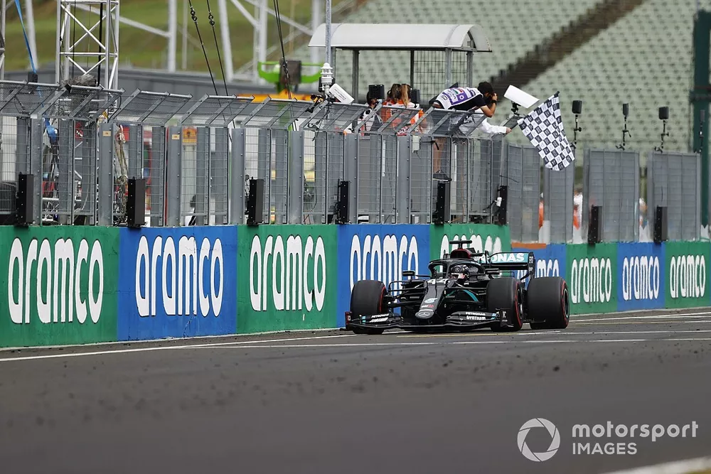 Lewis Hamilton, Mercedes F1 W11, passe sous le drapeau &agrave; damier