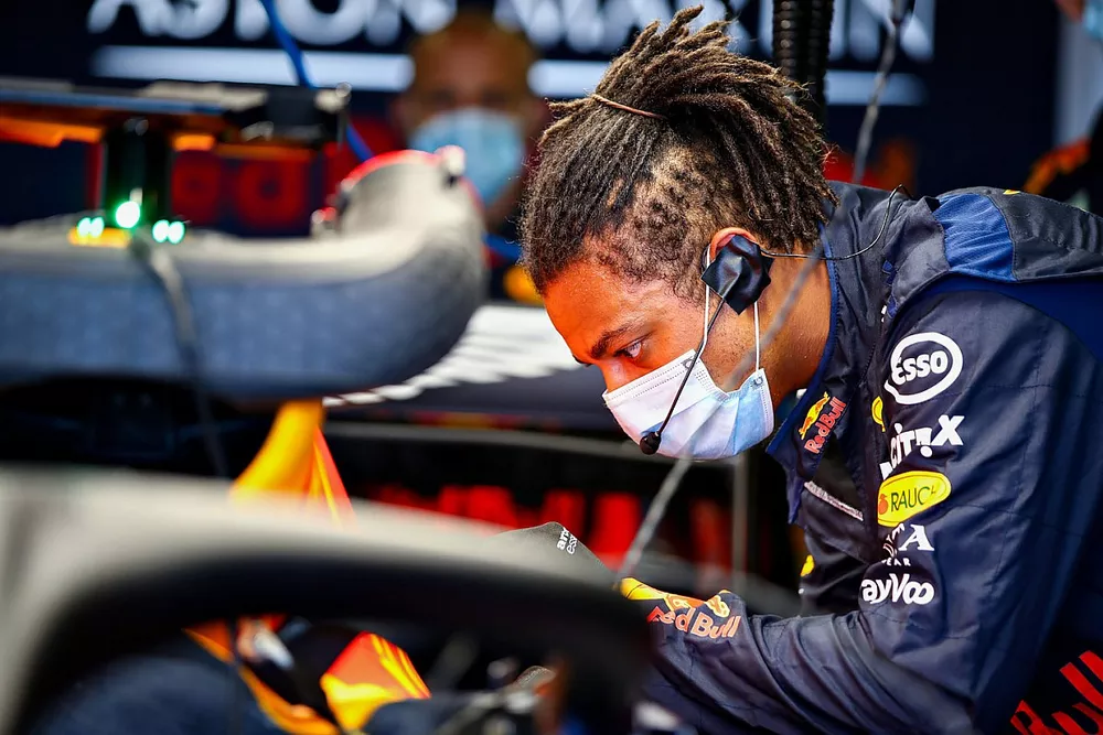 Miembros de Red Bull Racing trabajando