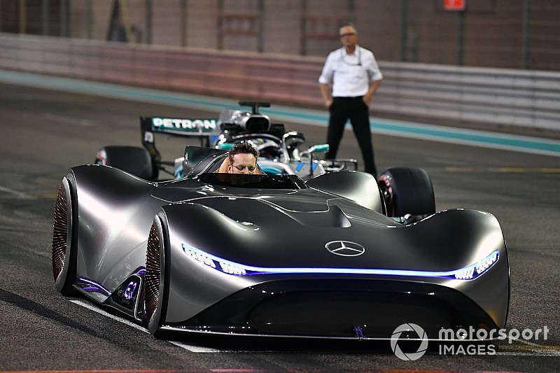 Diaporama - Le concept EQ Silver Arrow de Mercedes à Yas Marina