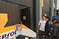 Lorenzo toma su lugar en el box de Honda