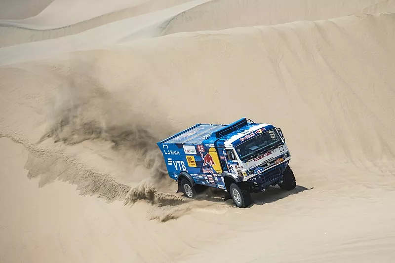 #500 Team Kamaz Master: Eduard Nikolaev, Evgeny Yakovlev, Vladimir Rybakov