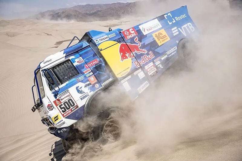#500 Team Kamaz Master: Eduard Nikolaev, Evgeny Yakovlev, Vladimir Rybakov