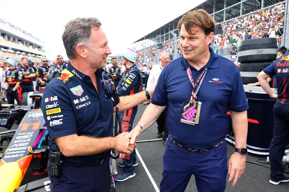 El director del equipo Red Bull Racing, Christian Horner, estrecha la mano de Jim Farley, CEO de Ford, en la parrilla de salida.