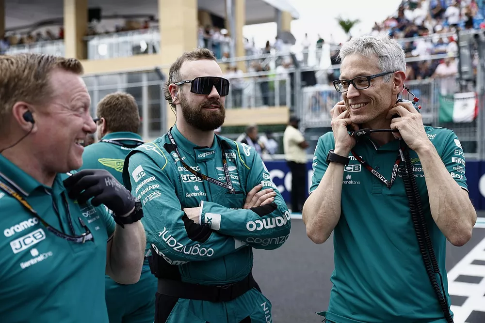 Mike Krack, director del equipo Aston Martin F1 Team, en la parrilla con los mec&aacute;nicos