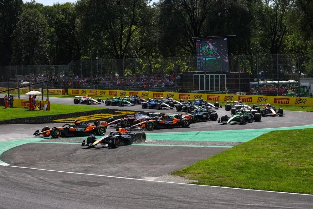 De start van de race tijdens de F1 Grand Prix van Italië.