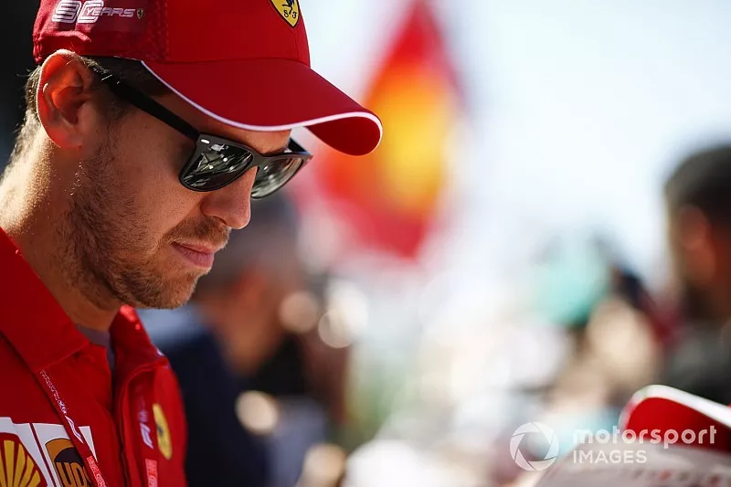Sebastian Vettel, Ferrari firma un aut&oacute;grafo para un fan