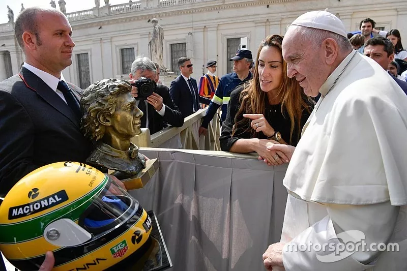 El Papa Francisco recibe la escultura y el casco de Ayrton Senna en el Vaticano