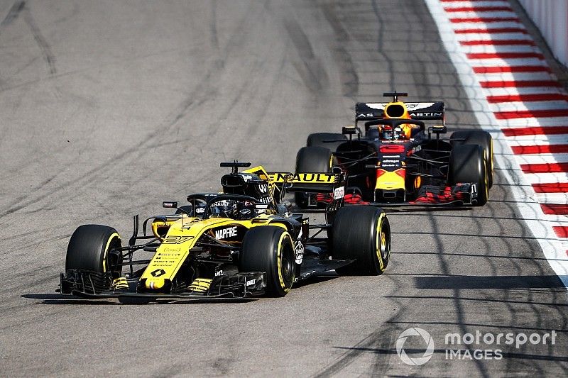 Nico Hulkenberg, Renault Sport F1 Team R.S. 18, leads Daniel Ricciardo, Red Bull Racing RB14