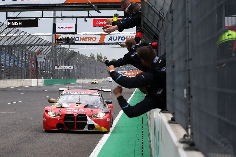 Race winner Sheldon van der Linde, Schubert Motorsport BMW M4 GT3