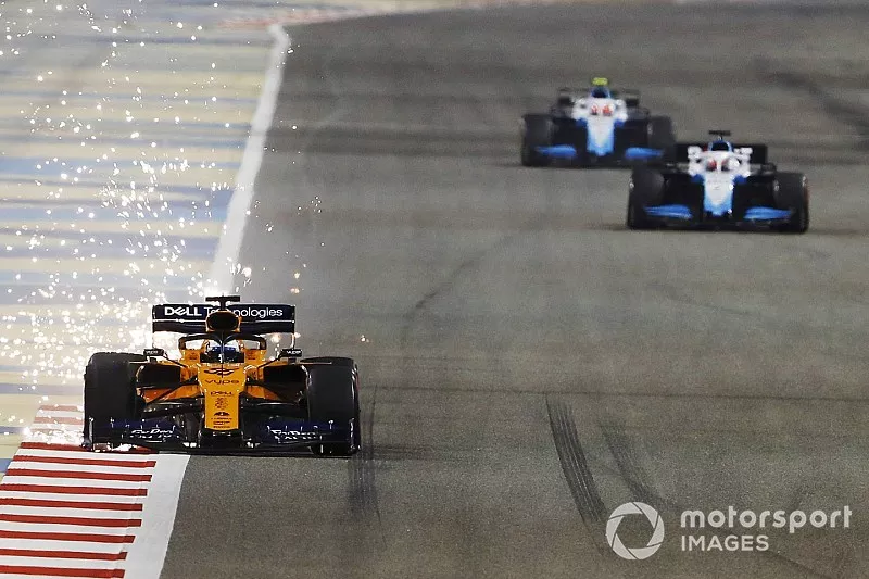 Sparks fly from the damaged car of Carlos Sainz Jr., McLaren MCL34, ahead of George Russell, Williams Racing FW42, and Robert Kubica, Williams FW42