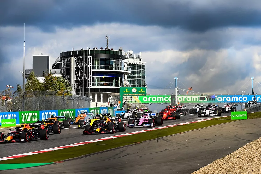 Max Verstappen, Red Bull Racing RB16, Alex Albon, Red Bull Racing RB16, Daniel Ricciardo, Renault F1 Team R.S.20, and the remainder of the field at the start